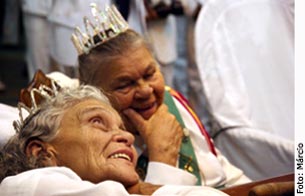 Madrinhas Rita e Julia no hin&aacute;rio de S&atilde;o Jo&atilde;o apreciam a decora&ccedil;&atilde;o da Igreja