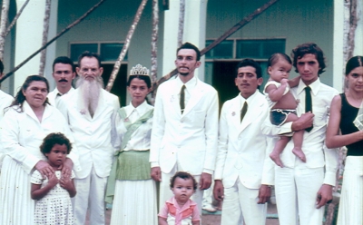 Padrinho Sebastião e grupo em frente a Igreja Cinco Mil - 1980