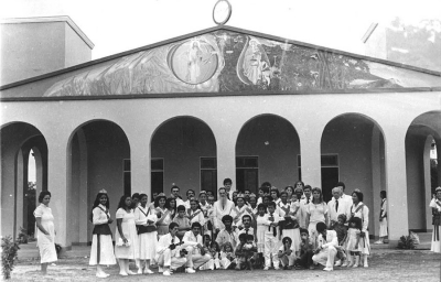 Padrinho Sebastião e grupo em frente a Igreja Cinco Mil - 1983