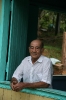 Sr. Aderson na janela de sua casa na vila Céu do Mapiá - 2005