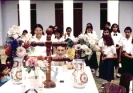 Padrinho Sebastião, Madrinha Rita e grupo em frente a igreja Cinco Mil - 1980